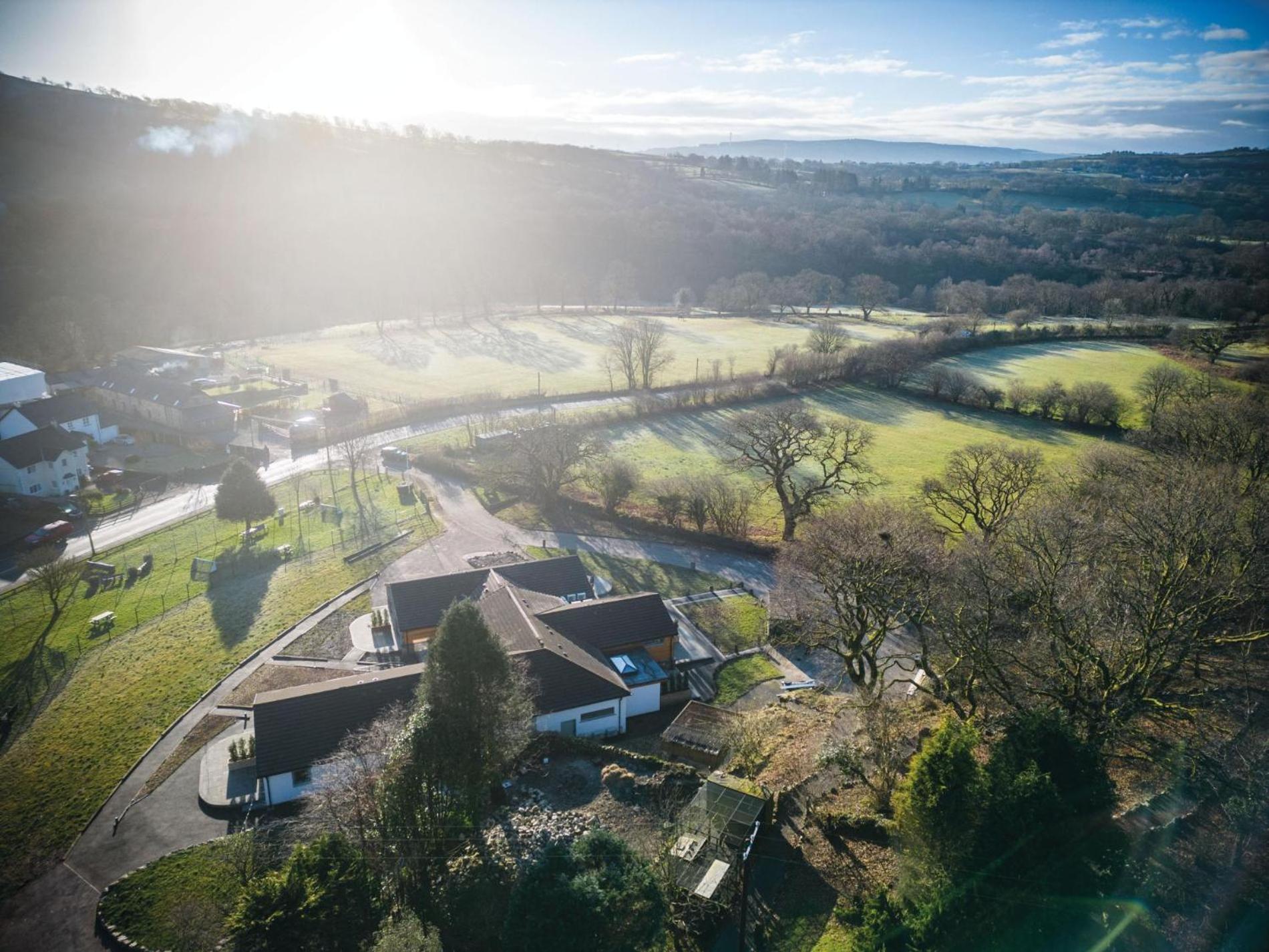Suite 6 - Sleeping Giant Hotel - Pen Y Cae Inn Брекон Экстерьер фото